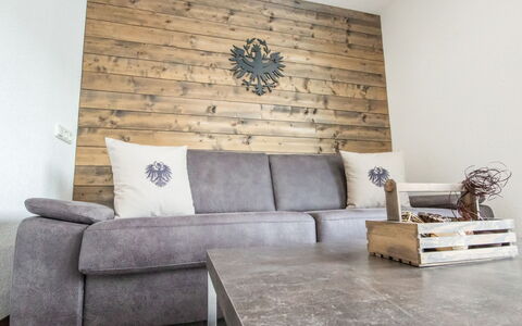 Aileen: Möbel, Zimmer, Wohnzimmer, Wand, Interior Design, Eigentum, Couch, Fussboden, Schlafsofa, Braun