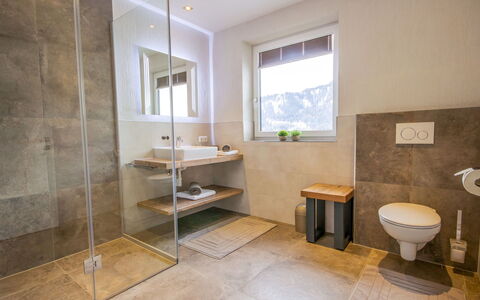 Aileen: Badezimmer, Eigentum, Zimmer, Fussboden, Fliese, Interior Design, Gebäude, Haus, Möbel, Grundeigentum