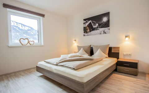 Aileen: Schlafzimmer, Bett, Möbel, Zimmer, Eigentum, Matratze, Bettrahmen, Holzboden, Interior Design, Fussboden