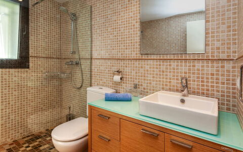 Green Garden & House Pals Beach: Spiegel, Braun, Armatur, Zapfhahn, Badezimmerschrank, Sinken, Eigentum, Bad Sink, Cabinetry, Badezimmer