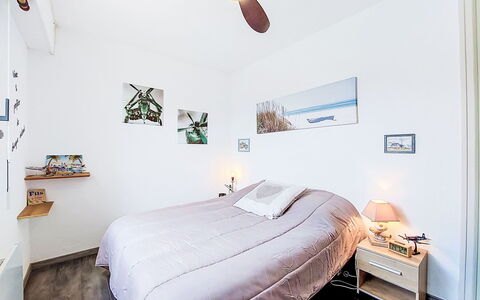 Les Mathes 250: Möbel, Bett, Interior Design, Schlafzimmer, Wand, Fussboden, Flooring, Holz, Bettdecke, Zimmer