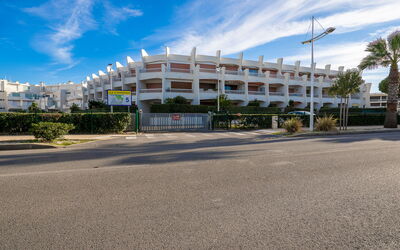Port Camargue 130: Wolke, Himmel, Pflanze, Eigentum, Gebäude, Strassenlicht, Baum, Urban Design, Wohngebiet, Grundeigentum