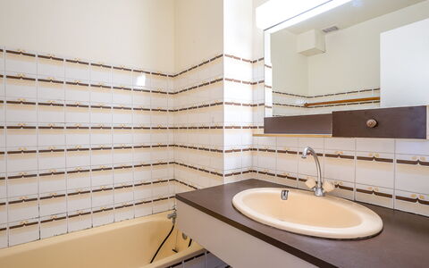Les Marinas de la Plage Ii: Badezimmer, Eigentum, Zimmer, Interior Design, Fliese, Die Architektur, Zapfhahn, Gebäude, Wand, Haus