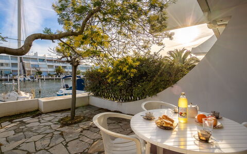 Les Marinas de la Plage Ii: Eigentum, Gelb, Interior Design, Zimmer, Gebäude, Grundeigentum, Baum, Tabelle, Möbel, Restaurant