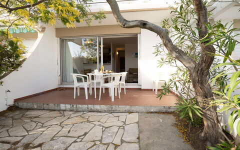 Les Marinas de la Plage Ii: Eigentum, Haus, Zuhause, Grundeigentum, Gebäude, Wohngebiet, Zimmer, Baum, Die Architektur, Hinterhof