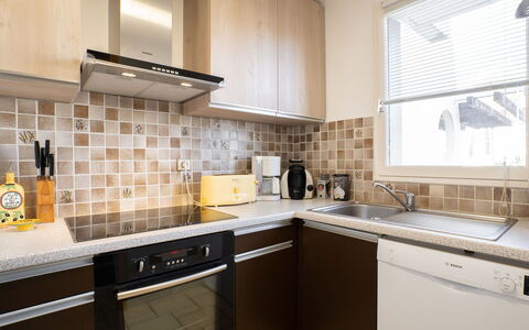 Hélios: Countertop, Eigentum, Zimmer, Cabinetry, Küche, Fliese, Möbel, Interior Design, Gelb, Gebäude