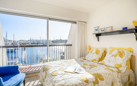 Hélios: Schlafzimmer, Bett, Zimmer, Möbel, Eigentum, Bettdecke, Gelb, Bedding, Interior Design, Bettrahmen