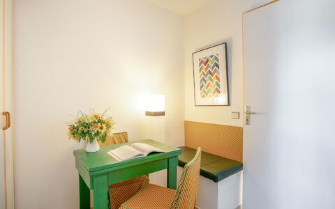 Hélios: Zimmer, Eigentum, Grün, Möbel, Interior Design, Gebäude, Haus, Fussboden, Grundeigentum, Badezimmer