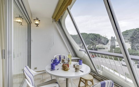 Escale Plage: Eigentum, Zimmer, Gebäude, Haus, Interior Design, Balkon, Grundeigentum, Die Architektur, Möbel, Wohnung