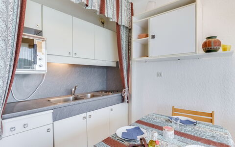 Escale Plage: Zimmer, Eigentum, Möbel, Küche, Gebäude, Interior Design, Haus, Grundeigentum, Materialeigenschaft, Fussboden