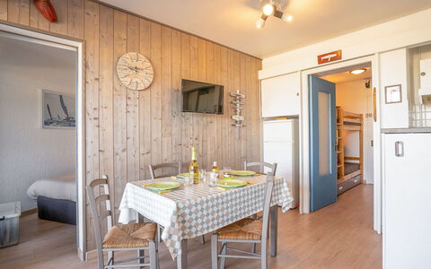 Résidence du Golfe: Zimmer, Eigentum, Möbel, Gebäude, Interior Design, Haus, Fussboden, Esszimmer, Decke, Gelb
