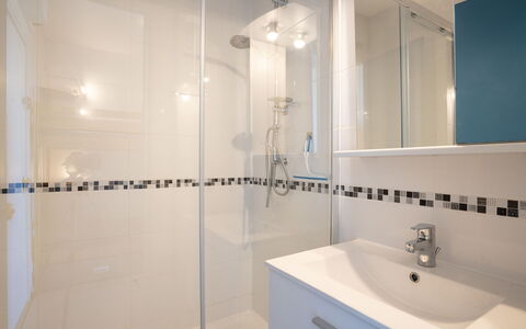 Résidence du Golfe: Badezimmer, Eigentum, Zimmer, Fliese, Interior Design, Zapfhahn, Decke, Fussboden, Gebäude, Grundeigentum