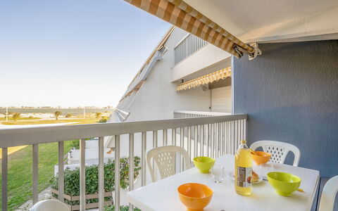 Résidence du Golfe: Eigentum, Gelb, Zimmer, Haus, Grundeigentum, Gebäude, Balkon, Interior Design, Möbel, Die Architektur