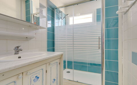 Le Mercure: Badezimmer, Zimmer, Eigentum, Blau, Türkis, Grün, Fliese, Die Architektur, Interior Design, Aqua