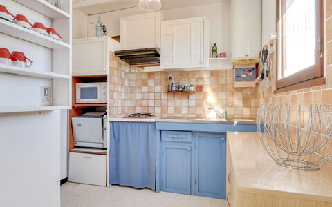 Le Mercure: Countertop, Zimmer, Eigentum, Küche, Möbel, Cabinetry, Fliese, Fussboden, Interior Design, Gebäude