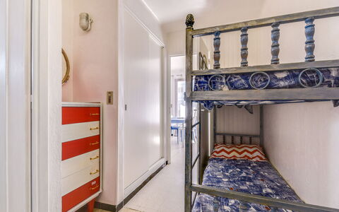Le Mercure: Zimmer, Eigentum, Bett, Blau, Möbel, Fussboden, Gebäude, Schlafzimmer, Wand, Interior Design