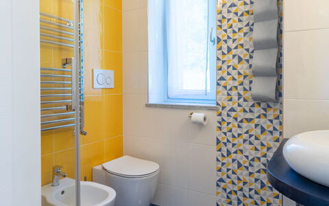 Di Sara: Badezimmer, Gelb, Blau, Zimmer, Eigentum, Duschvorhang, Fliese, Toilette, Interior Design, Bad Zubehör