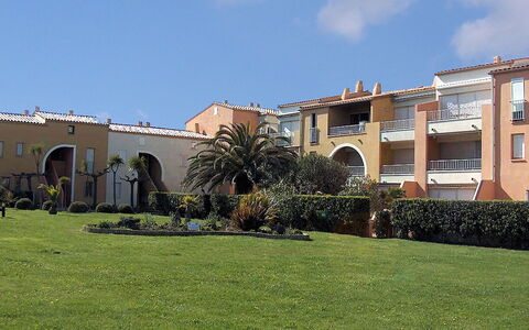 Cap D'Agde 630: Himmel, Pflanze, Wolke, Gebäude, Fenster, Gras, Urban Design, Baum, Landschaft, Fassade
