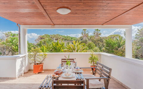 Villa Pantanagianni Beach: Pflanze, Azurblau, Holz, Interior Design, Schatten, Veranda, Gartenmöbel, Gebäude, Wohngebiet, Freizeit