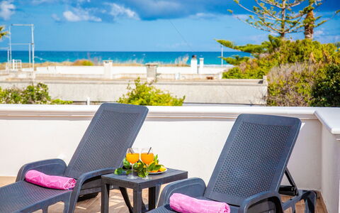 Villa Pantanagianni Beach: Himmel, Wolke, Wasser, Eigentum, Pflanze, Möbel, Licht, Blau, Natur, Grün