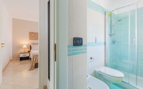 Villa Pantanagianni Beach: Eigentum, Armatur, Badezimmer, Interior Design, Fussboden, Toilette, Toilleten Sitz, Duschkopf, Gebäude, Flooring