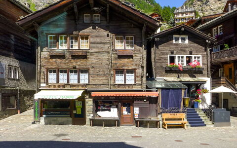 Galaxy Lodge: Gebäude, Haus, Eigentum, \Stadt, Die Architektur, Nachbarschaft, Zuhause, Tourismus, Holz, Dach