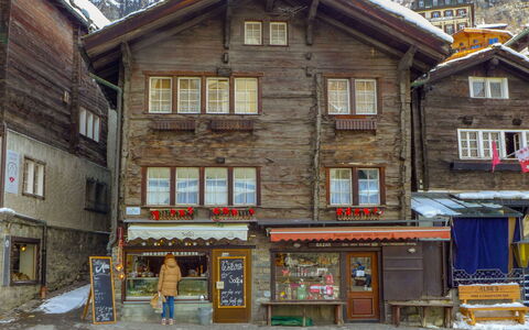 Galaxy Lodge: Gebäude, Haus, Eigentum, \Stadt, Die Architektur, Fassade, Nachbarschaft, Zuhause, Fenster, Holz