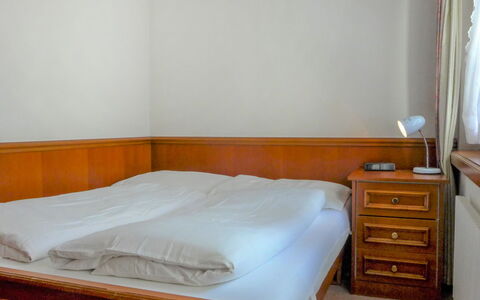 Haus Chatillon: Bett, Schlafzimmer, Möbel, Matratze, Zimmer, Bettrahmen, Eigentum, Bettdecke, Bedding, Wand