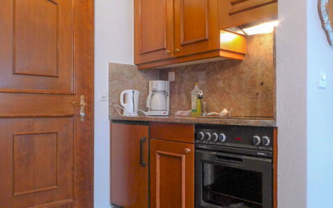 Haus Chatillon: Cabinetry, Zimmer, Küche, Möbel, Eigentum, Countertop, Major Appliance, Holzbeize, Kühlschrank, Schrank