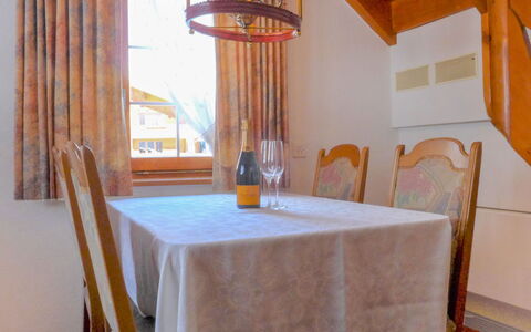 Zermatt 79: Zimmer, Eigentum, Möbel, Esszimmer, Tabelle, Tischdecke, Haus, Interior Design, Grundeigentum, Vorhang