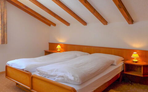 Zermatt 79: Bett, Schlafzimmer, Möbel, Zimmer, Bettdecke, Bettrahmen, Eigentum, Matratze, Bedding, Matratzenauflage