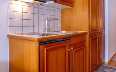Pia 79.1: Cabinetry, Möbel, Eigentum, Zimmer, Küche, Countertop, Holzbeize, Materialeigenschaft, Grundeigentum, Interior Design