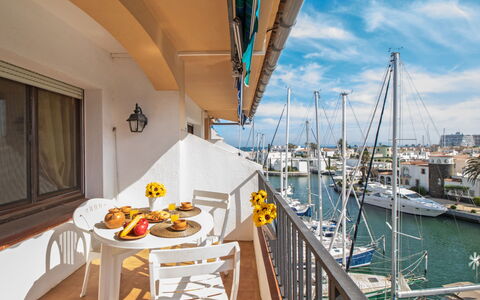 Caballito de Mar: Eigentum, Luxusjacht, Gelb, Deck, Balkon, Boot, Zimmer, Himmel, Grundeigentum, Urlaub