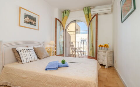 Caballito de Mar: Schlafzimmer, Möbel, Zimmer, Eigentum, Bett, Interior Design, Bettrahmen, Bettdecke, Gebäude, Wand
