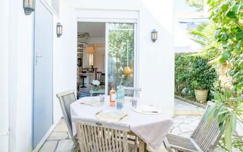 La Petite Arcachonnaise: Möbel, Tabelle, Eigentum, Pflanze, Stuhl, Azurblau, Gebäude, Interior Design, Holz, Veranda