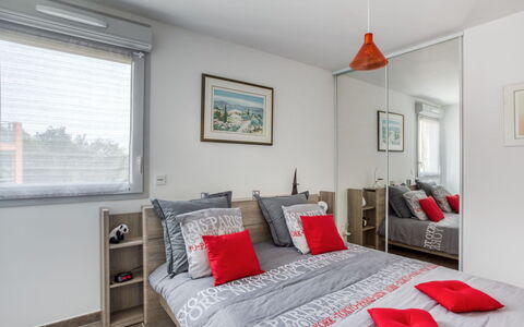 Bormes-Les-Mimosas 107: Schlafzimmer, Zimmer, Möbel, Eigentum, Bett, Rot, Bettdecke, Interior Design, Bedding, Gebäude