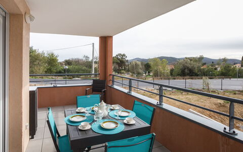 Bormes-Les-Mimosas 107: Eigentum, Grundeigentum, Zimmer, Gebäude, Haus, Balkon, Interior Design, Zuhause, Tabelle, Möbel