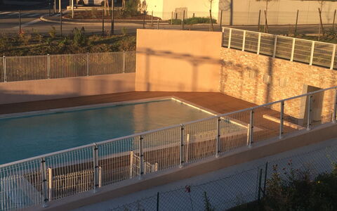 Bormes-Les-Mimosas 107: Schwimmbad, Eigentum, Grundeigentum, Verbundwerkstoff, Rechteck, Zaun, Water Feature, Beton, Home Fechten, Garten
