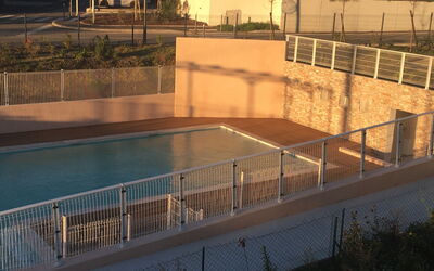 Bormes-Les-Mimosas 107: Schwimmbad, Eigentum, Grundeigentum, Verbundwerkstoff, Rechteck, Zaun, Water Feature, Beton, Home Fechten, Garten