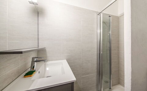 Le Narcisse: Gebäude, Armatur, Sinken, Zapfhahn, Badezimmer, Haus, Interior Design, Rechteck, Flooring