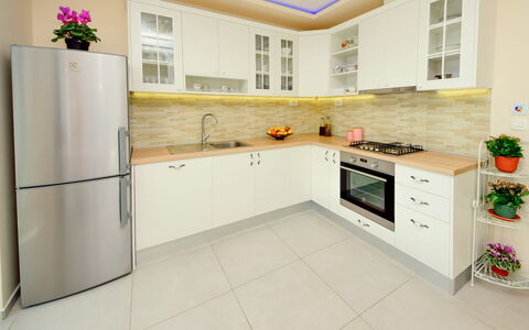Lara: Countertop, Cabinetry, Gebäude, Eigentum, Küchengerät, Herd, Küche, Haushaltsgerät, Zapfhahn, Spüle