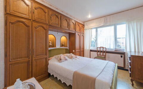 Villa Martinella: Schlafzimmer, Bett, Zimmer, Möbel, Eigentum, Bettrahmen, Interior Design, Gebäude, Suite, Bettdecke