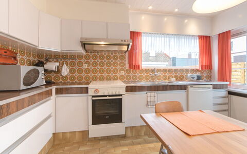 Villa Martinella: Eigentum, Zimmer, Countertop, Möbel, Cabinetry, Küche, Interior Design, Gebäude, Herd, Fussboden