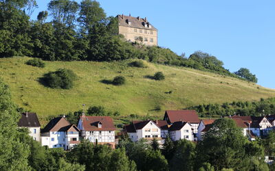 Schwalenberg 170: Himmel, Eigentum, Pflanze, Baum, Gebäude, Grundstueck, Steigung, Schatten, Asphalt, Holz