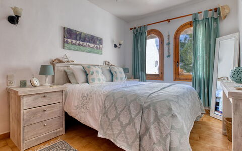 Los Lagos: Schlafzimmer, Möbel, Bett, Zimmer, Eigentum, Bettdecke, Bedding, Bettrahmen, Fussboden, Matratze