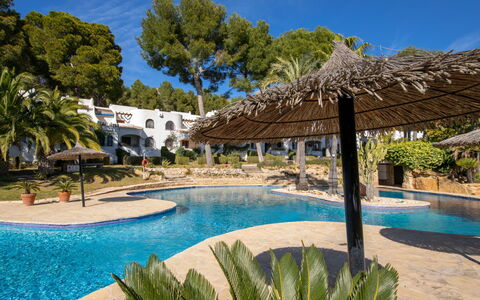 Los Lagos: Schwimmbad, Resort, Eigentum, Urlaub, Freizeit, Grundeigentum, Ferienort, Baum, Estate, Palme