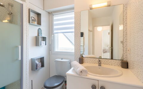Le Clos St Colomban: Badezimmer, Zimmer, Eigentum, Badezimmerschrank, Interior Design, Sinken, Bad Zubehör, Gebäude, Zapfhahn, Haus