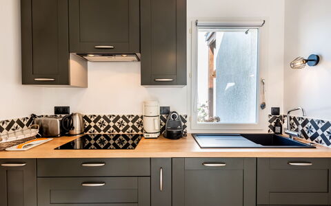 Le Clos St Colomban: Countertop, Cabinetry, Küche, Zimmer, Möbel, Eigentum, Interior Design, Sinken, Fliese, Schublade