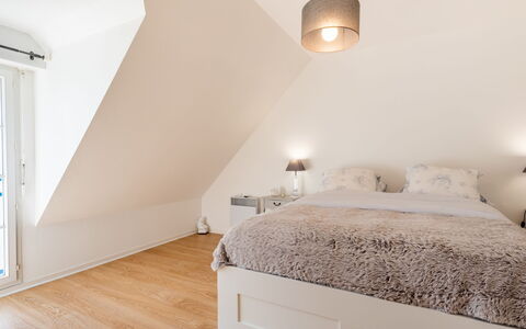 Le Clos St Colomban: Schlafzimmer, Bett, Möbel, Zimmer, Eigentum, Fussboden, Wand, Bettrahmen, Interior Design, Bettdecke