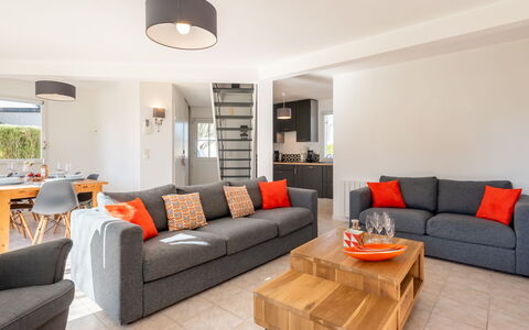 Le Clos St Colomban: Wohnzimmer, Möbel, Zimmer, Eigentum, Interior Design, Gebäude, Couch, Kaffetisch, Fussboden, Tabelle